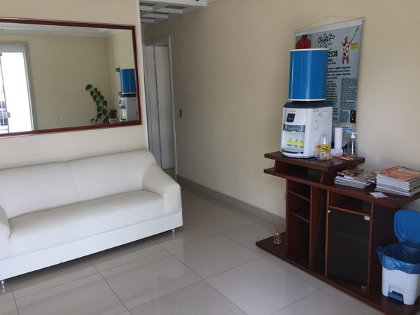 Sala de espera com sofá